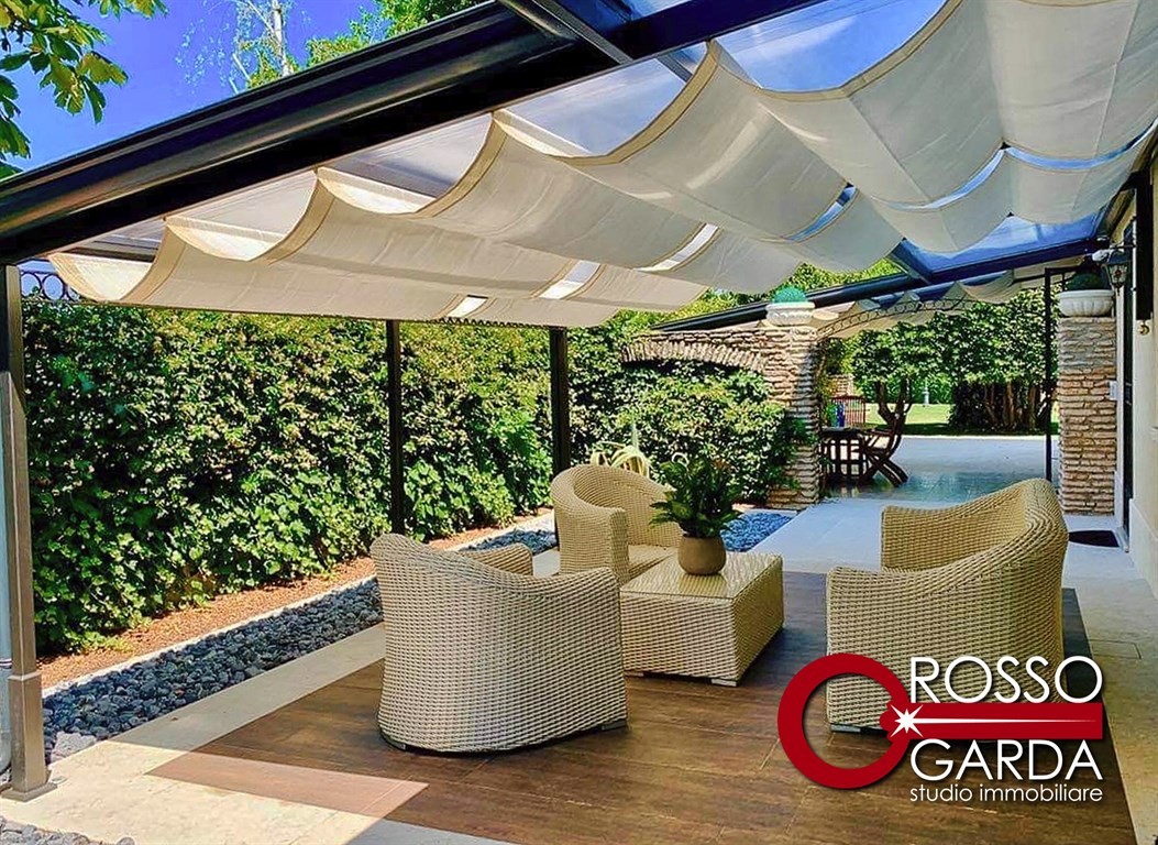 VILLA DI CARATTERE CON PISCINA E AMPIO GIARDINO A DESENZANO DEL GARDA